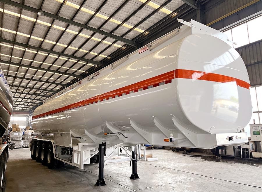 Remolque cisterna de acero al carbono de 4 ejes con capacidad para 60.000 litros, para el transporte de petróleo y diésel.