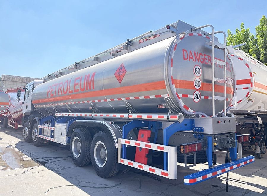 Mobile fuel tanker HOWO