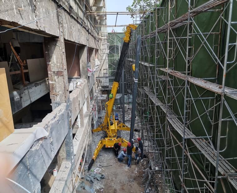 8t heavy duty Spider crane performing steel structure column installation in an extremely narrow architectural gap