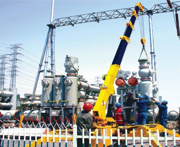 glt-5ton-mini tracked-crane-indoor-substation-construction