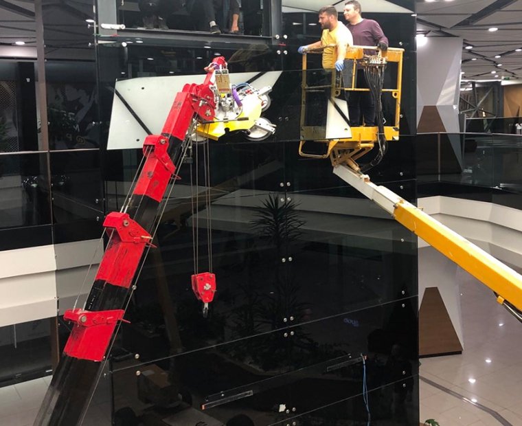 Large-scale atrium glass installation with small spider crane