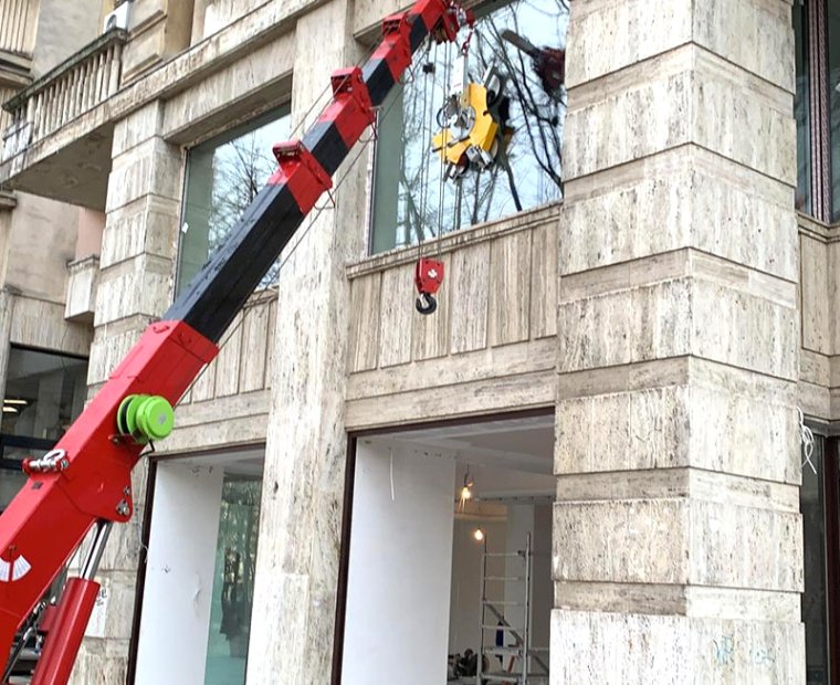 Mini crawler crane for glass glazing