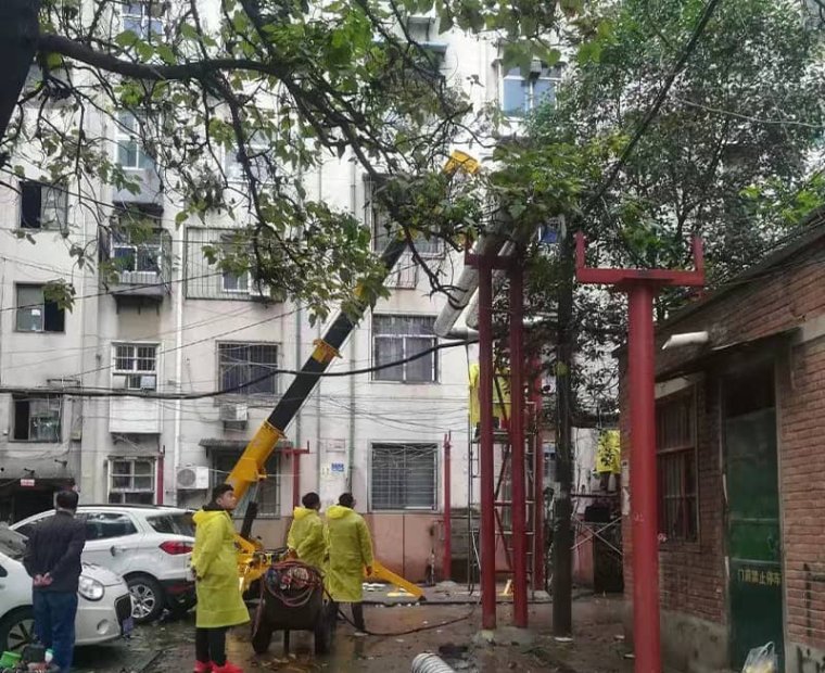 Using-a-3t-spider-crane-for-HVAC-pipe-installation