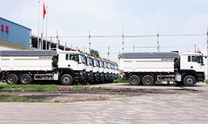 15 camiones volquete listos para zarpar desde Tianjin con destino a Latinoamérica