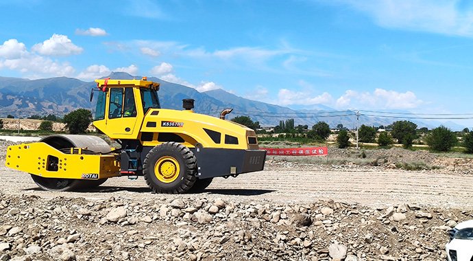 El compactador de 36 toneladas de KOTAI rueda con fuerza por Xinjiang, impulsando la construcción de obras en la meseta con su robusta potencia.