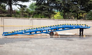 KOTAI completa el embalaje y envío de su rampa niveladora móvil hidráulica, impulsando la eficiencia en la carga y descarga logística.